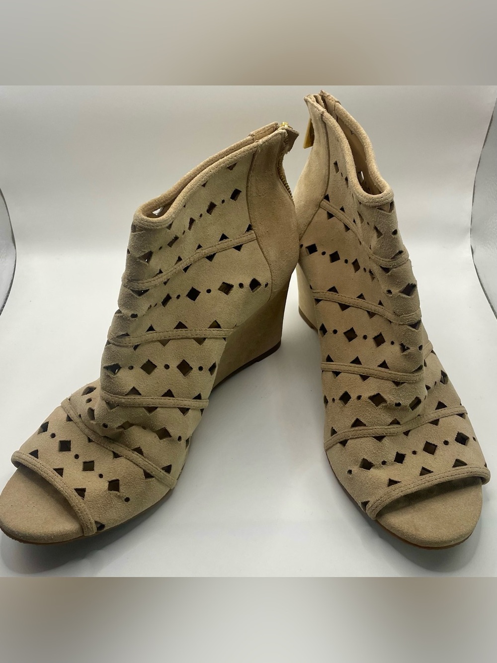 (size 10) Michael Kors Ladies Tan Suede  Cutout Peep Toe Back Zip Ankle Wedge